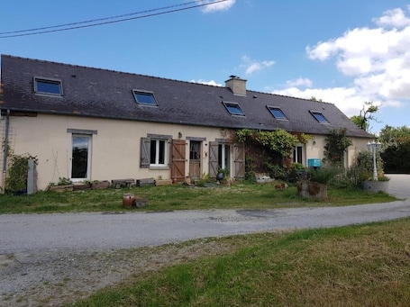 Extérieur. Aux Chambres du Chadoux de Chateaubourg