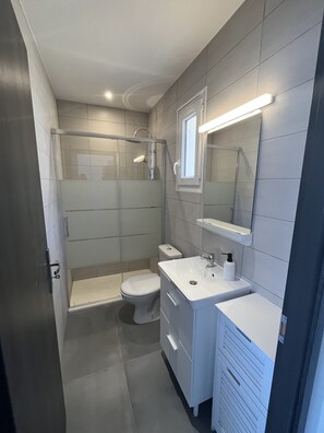 Dusche, Handtücher, Toilettenpapier