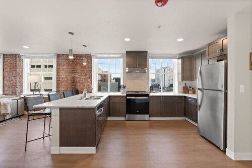 ADA Luxury Apartment with King Bed!  J&K on Main