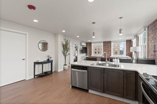 ADA Luxury Apartment with King Bed!