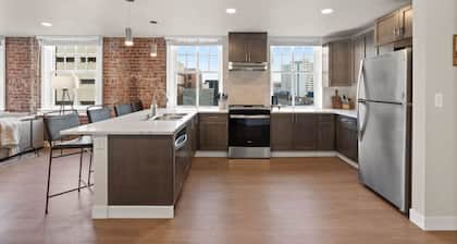 ADA Luxury Apartment with King Bed! J&K on Main