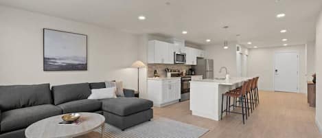 Smart TV, Netflix, Hulu, streaming services