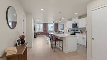 Fridge, microwave, stovetop, dishwasher