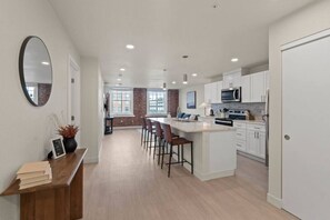Fridge, microwave, stovetop, dishwasher
