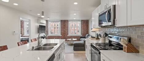 Kjøleskap, mikrobølgeovn, kokeplater og oppvaskmaskin