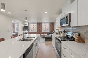 Fridge, microwave, stovetop, dishwasher - King Bed! J & K on Main Luxury Apartment 302 (Spokane)