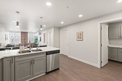 King Bed! - J&K on Main Luxury Apartment 303