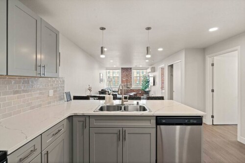 King Bed! - J&K on Main Luxury Apartment 303