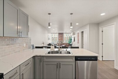 King Bed! - J&K on Main Luxury Apartment 303