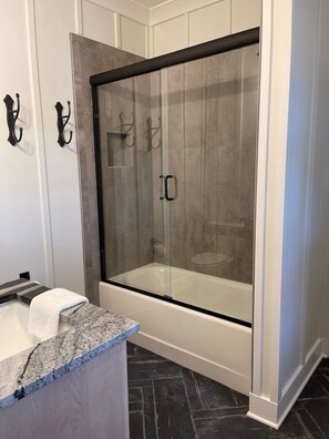 Dusche, Haartrockner, Handtücher, Seife