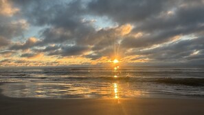 Nära stranden och solstolar