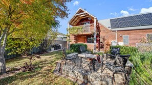 Outdoor dining - Aarlaur 2 - Charming 2BR Rustic Home l Bath l Fire Pit l WiFi Air-Con (Jindabyne)