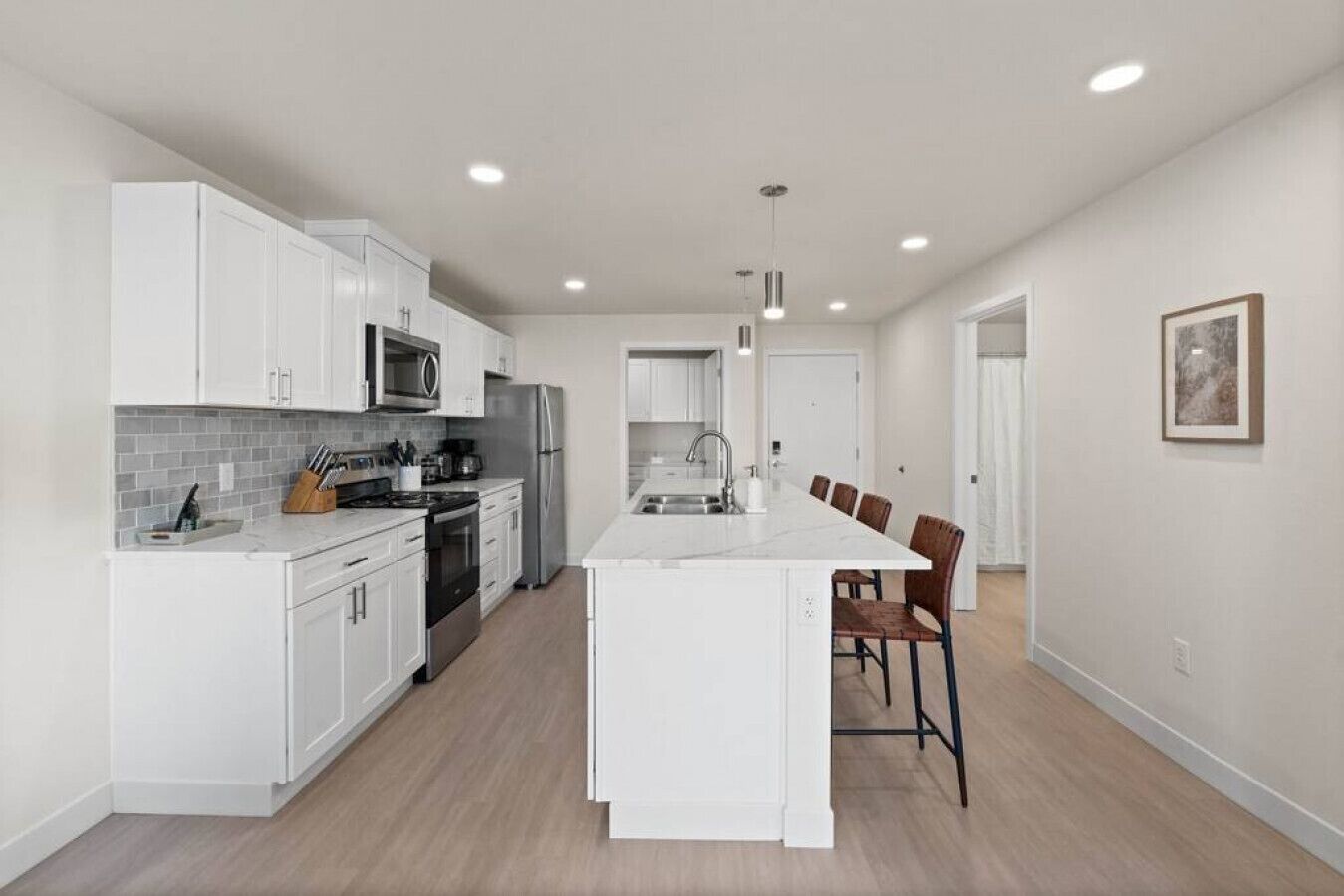 冷蔵庫、電子レンジ、オーブン、コンロ