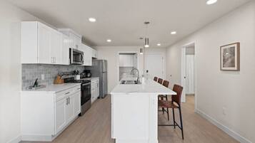 Geladeira, micro-ondas, fogão, cooktop