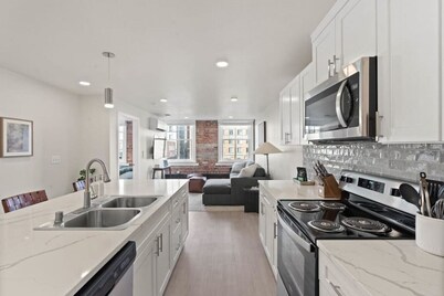 J & K on Main Luxury Apartment 305