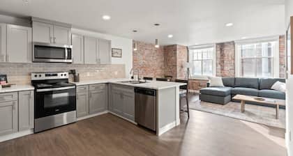 King Bed! - J&K on Main Luxury Apartment 306