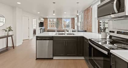 Spacious Apartment with King Beds! J&K on Main