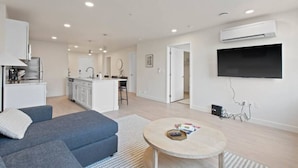 Un apartamento moderno con sala de estar, cocina y comedor.