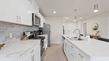 Frigorífico, microondas, horno y placa de cocina