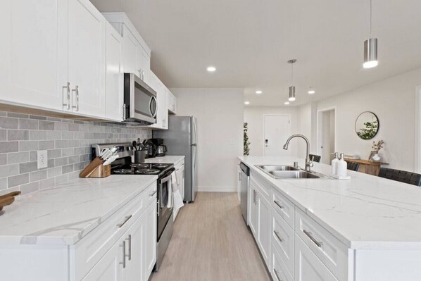 Refrigerador, microondas, horno y parrilla de estufa