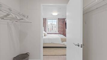 1 dormitorio, tabla de planchar con plancha, wifi y ropa de cama