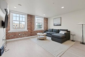 TV - King Bed! J & K on Main Luxury Apartment 402 (Spokane)