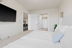 1 bedroom, iron/ironing board, WiFi, bed sheets - King Bed! J & K on Main Luxury Apartment 402 (Spokane)