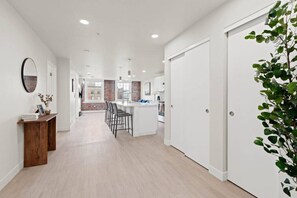 Interior - King Bed! J & K on Main Luxury Apartment 402 (Spokane)