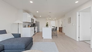 Un apartamento moderno con sala de estar, cocina y comedor.