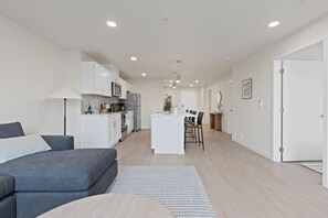 TV - King Bed! J & K on Main Luxury Apartment 402 (Spokane)