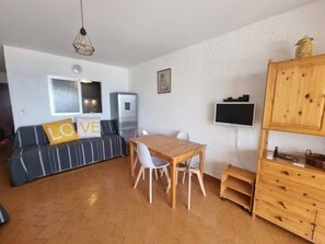 Interior - Studio of 30m² with nice view on the sea (Six-Fours-les-Plages)