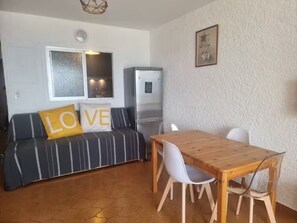 Dining - Studio of 30m² with nice view on the sea (Six-Fours-les-Plages)