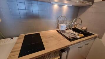 Frigorífic, microones, forn i cafetera i tetera