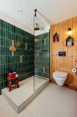 Shower, designer toiletries, hair dryer, towels - Treehouse Hotel Manchester (Manchester)