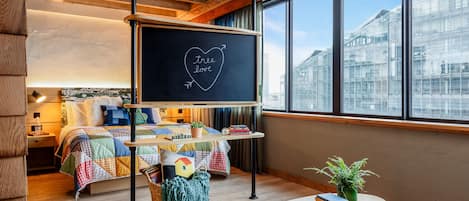 Luxe beddengoed, een minibar, een kluis op de kamer