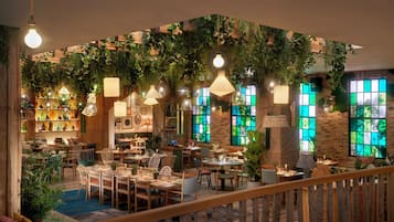 Petit déjeuner, déjeuner et dîner servis sur place