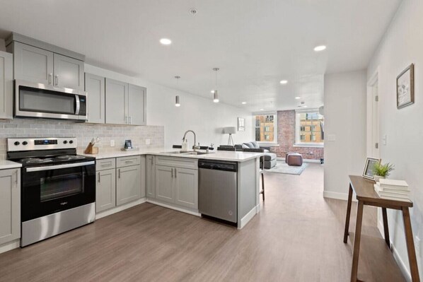 Kühlschrank, Mikrowelle, Ofen, Herdplatte