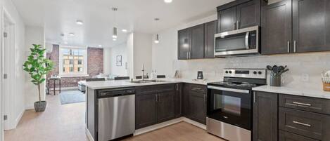 Refrigerador, microondas, horno, placa de cocina