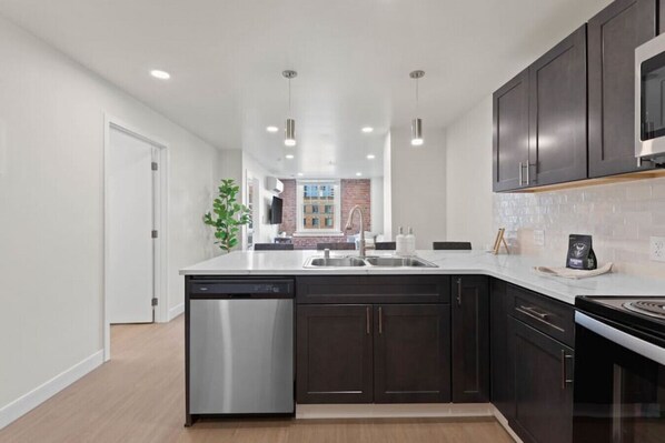 冷蔵庫、電子レンジ、オーブン、コンロ