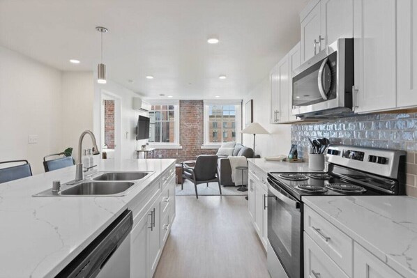 Fridge, microwave, stovetop, dishwasher