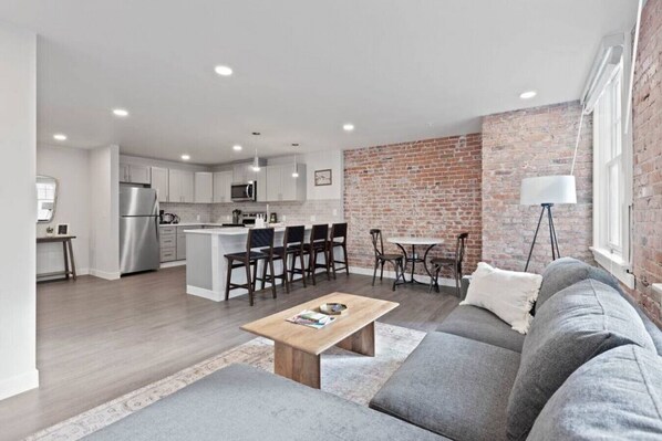 Smart TV, Netflix, Hulu, streaming services