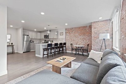 King Beds! J & K on Main Luxury Apartment 406