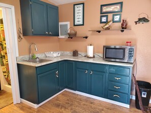 Een koelkast, een microgolfoven, een koffiezetapparaat/waterkoker