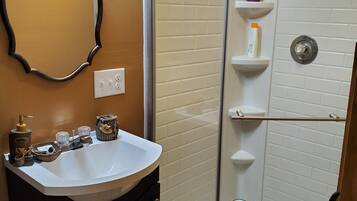 Regadera, secadora de cabello, toallas, jabón