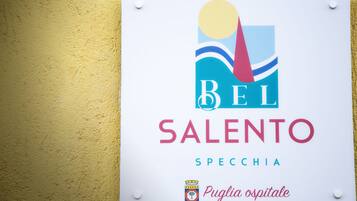 En skylt med texten ”BEL SALENTO SPECCIA Puglia ospitale” och en logotyp.