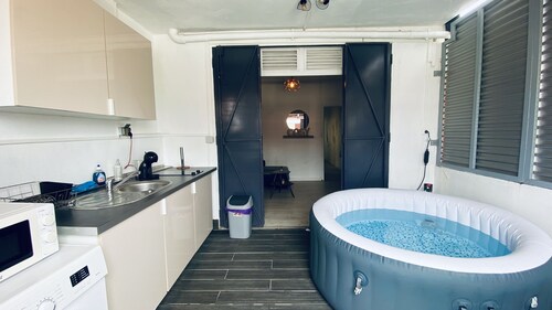 Cozy suite ✨city center with hot tub✨