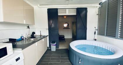 Cozy suite ✨city center with hot tub✨