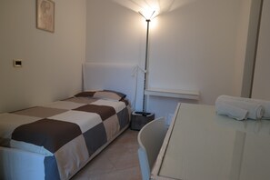 2 bedrooms, desk, Internet, bed sheets