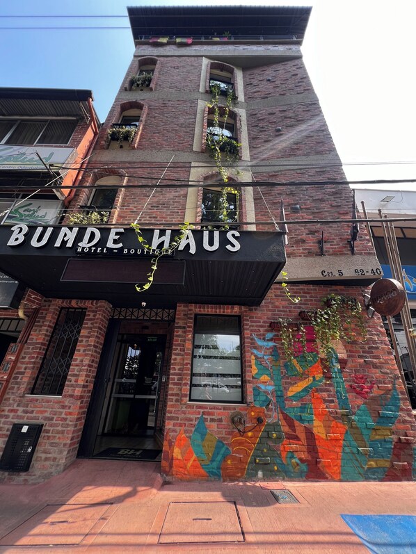 Een gebouw met een bord waarop staat: 'BUNDE HAUS HOTEL - BOOTCOTE'.