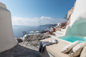 Property grounds - Stroll to Historic Sites & Shops in Charming Sculptor's House w/ Pool & Balcony (Oía)